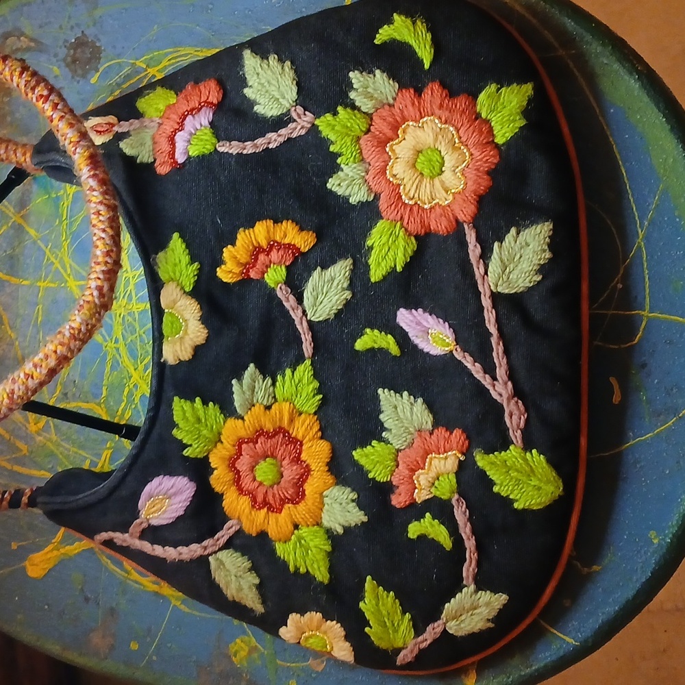 EARTH AXXESORIES FLORAL EMBROIDERED PURSE, Med.(7×11approx.)‎